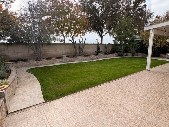 Building Photo - Lovely 5 Bedroom Home