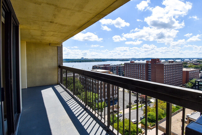 Balcony, Potomac River views - 400 Madison St