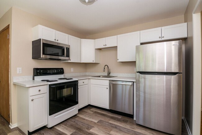 Building Photo - 2420 N Circle Dr