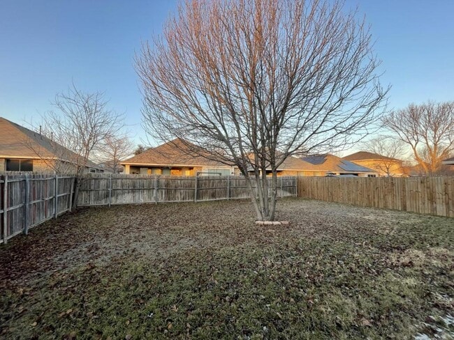 Building Photo - 625 Hutchins Dr