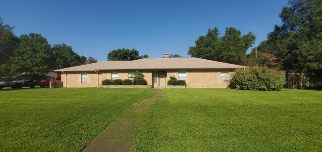 Building Photo - 128 Royal Ln