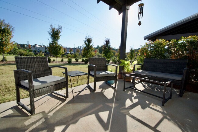 Building Photo - 3 Bed 3.5 Bath Luxury Townhome in Convenient Location!