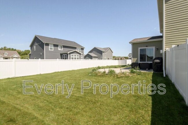 Building Photo - W242N5663 Simona Dr