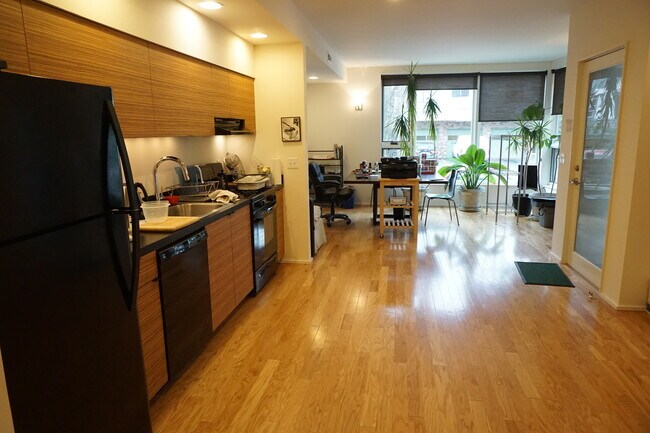 Building Photo - 2451 SE Ankeny St