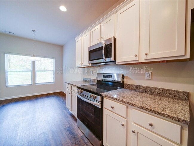 Building Photo - 916 S Battleground Ave