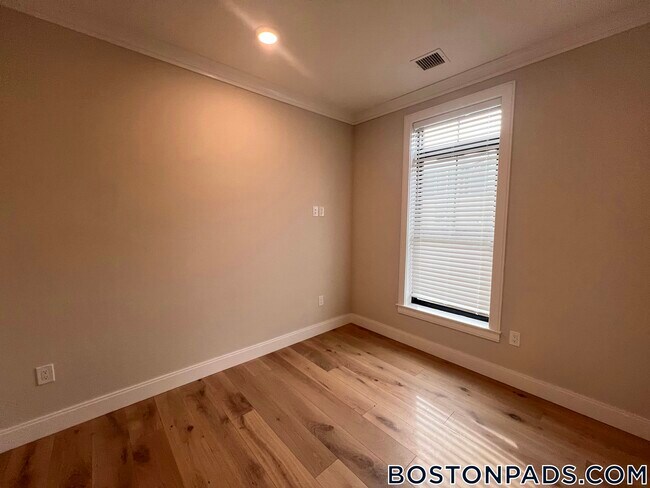 Building Photo - 157 Everett St