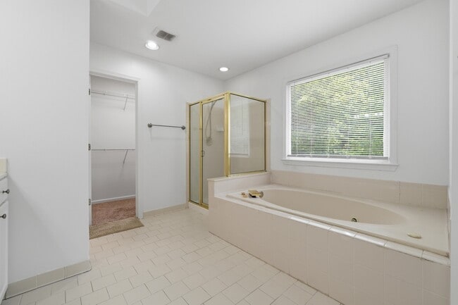 Building Photo - Spacious Renovated Home on a Quiet Cul-de-Sac Single-family · Professionally managed · Move-in ready