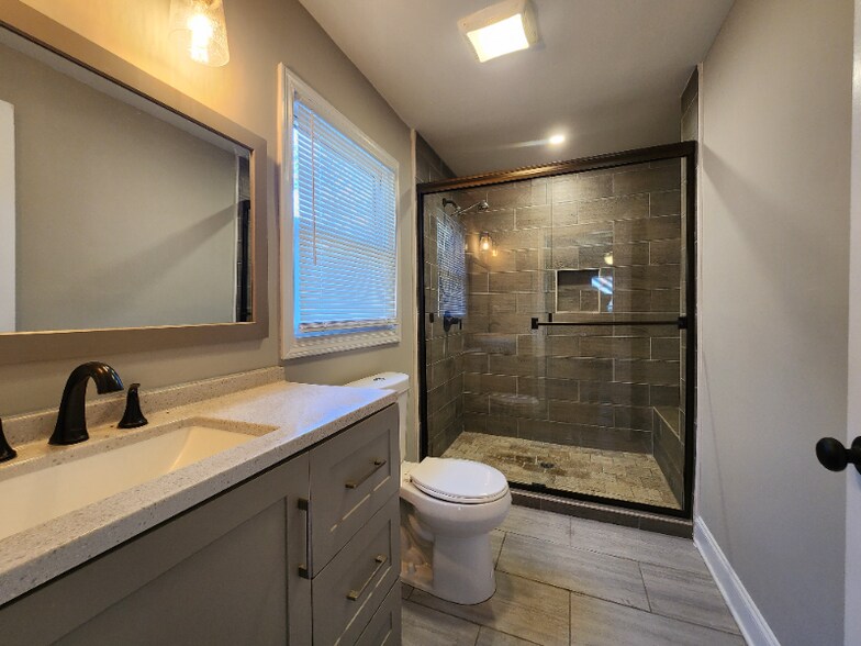 Building Photo - 1020 Woodvale Dr