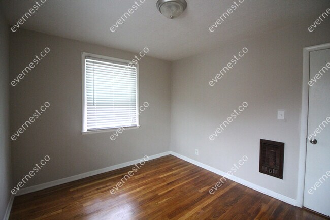 Building Photo - 3 bed / 1 bath