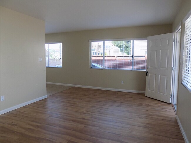 Building Photo - m497 - Mateer