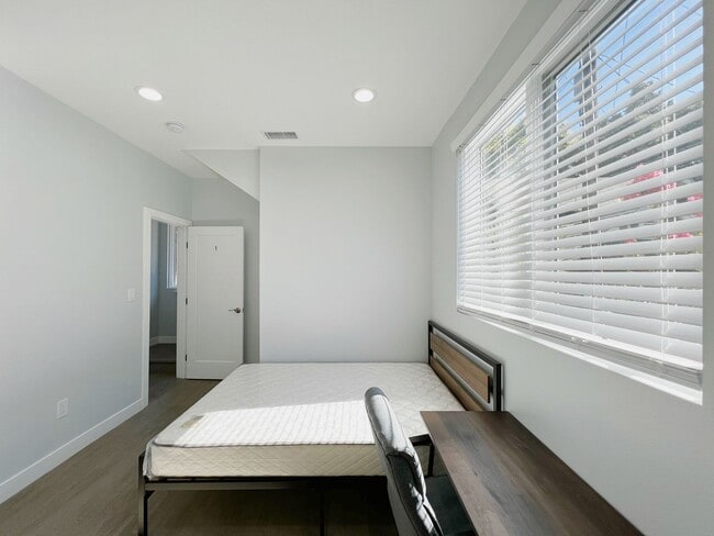 Building Photo - 2641 S Budlong Ave