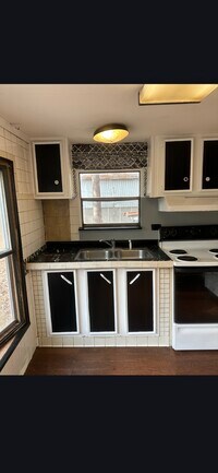 Building Photo - 8910 Via Ln