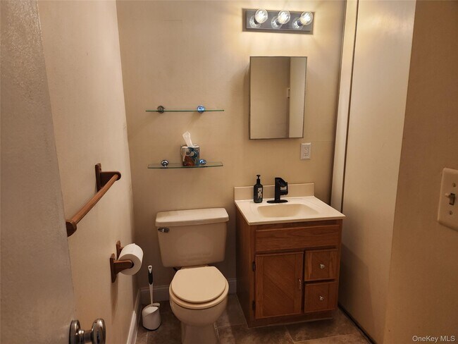 Building Photo - 334 Artist Lake Dr