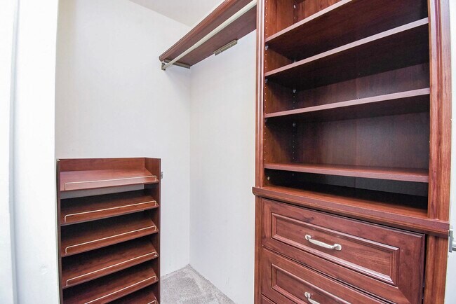 Building Photo - 413 W 10th St