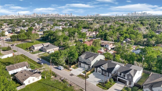 Building Photo - 4019 Stassen St