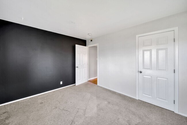 Building Photo - Welcome Home to the peaceful Shoreview Nei...