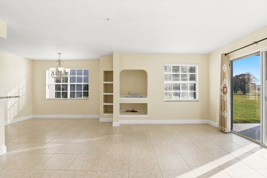 Building Photo - 13839 Fairway Island Dr