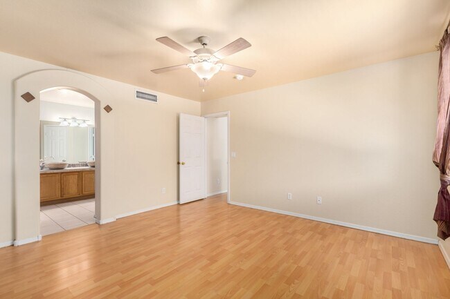 Building Photo - Spacious 3 Bed, 2 Bath Home in Boulder Creek