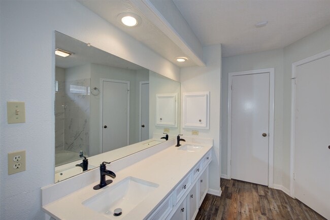Building Photo - 1402 Forest Home Dr