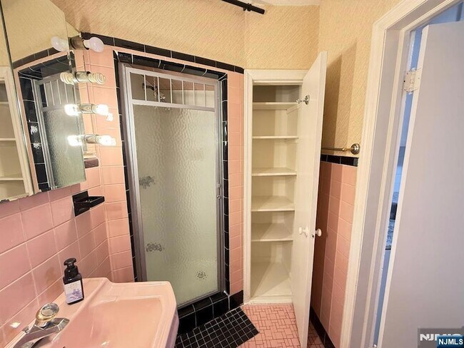 Building Photo - 272 Frances St