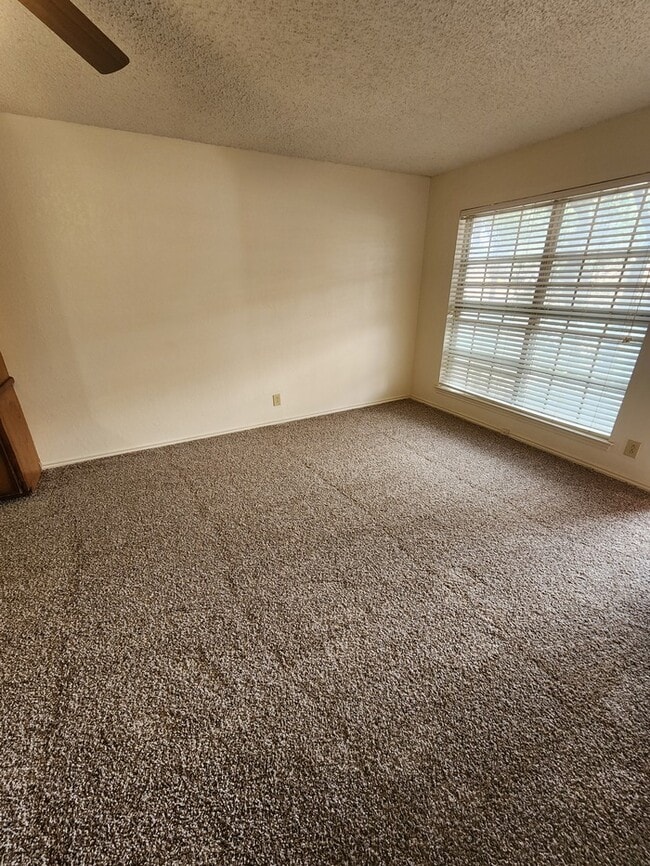 Building Photo - 3 bed 2 bath duplex