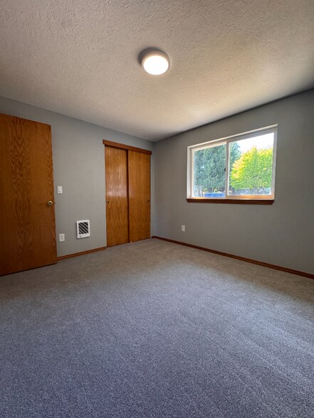 Building Photo - 550 S Maple St