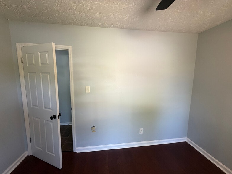 Building Photo - Room in House on Alicia Ct
