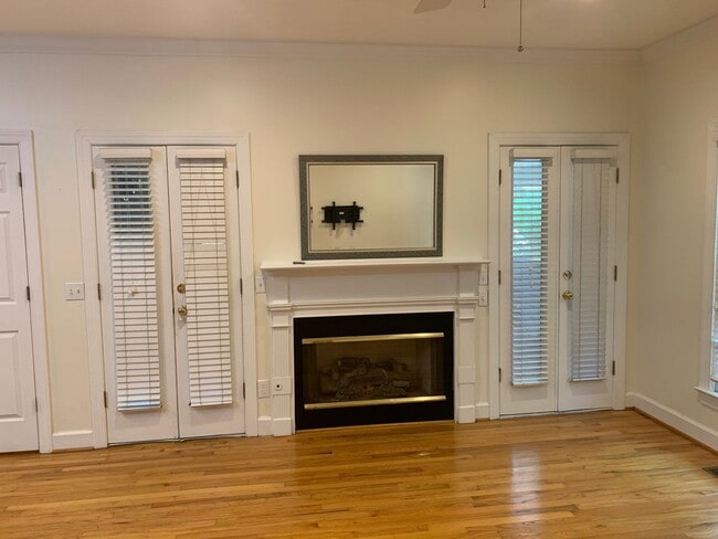 Building Photo - Spacious Townhome close to downtown Auburn...