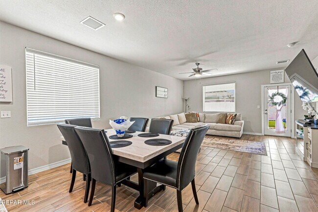 Building Photo - 13876 Loreina Luz Ave