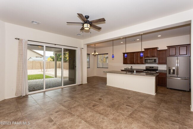 Building Photo - 926 N Gomez St