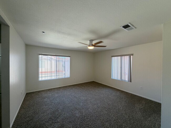 Building Photo - 547 Hart Dr