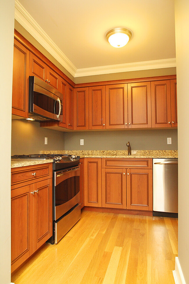 Building Photo - 109 Forest St