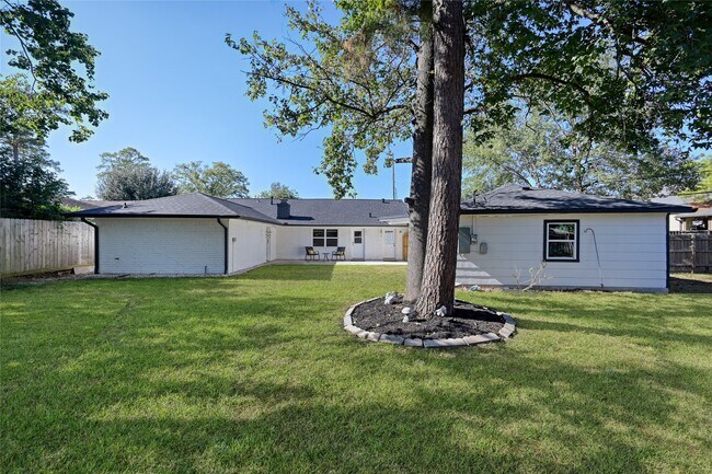 Building Photo - 28926 Twisted Oak Dr