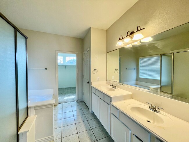 Building Photo - Gorgeous 4-bedroom home!