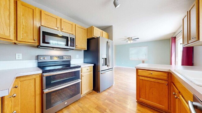 Building Photo - Spacious 3-Bed,2.5-Bath Home with Fenced Yard
