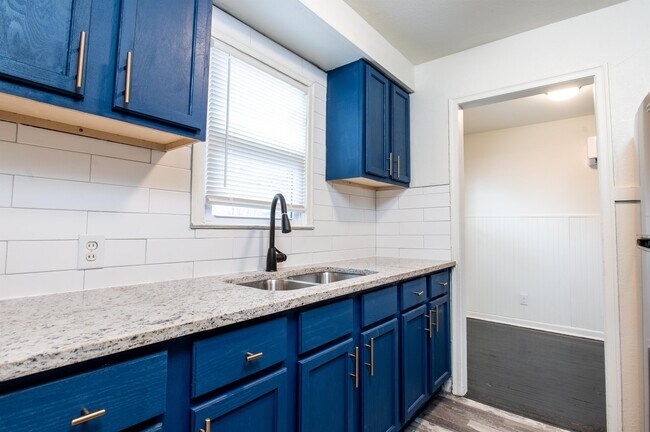 Building Photo - 802 N Minnesota St