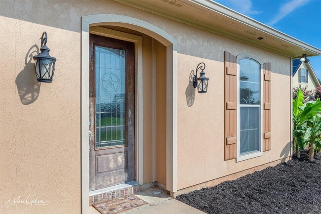 Building Photo - "Charming 4-Bedroom Gem with Spacious 2091...