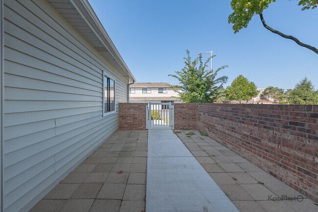 Building Photo - 713 Mariners Point