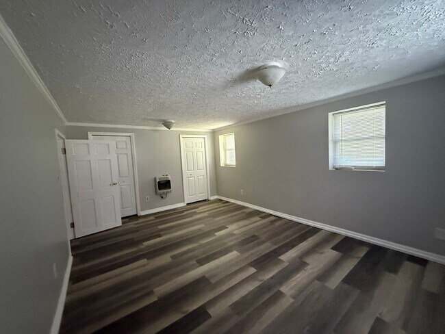 Building Photo - Spacious 4BR/2BA Tri-Level Home in Histori...