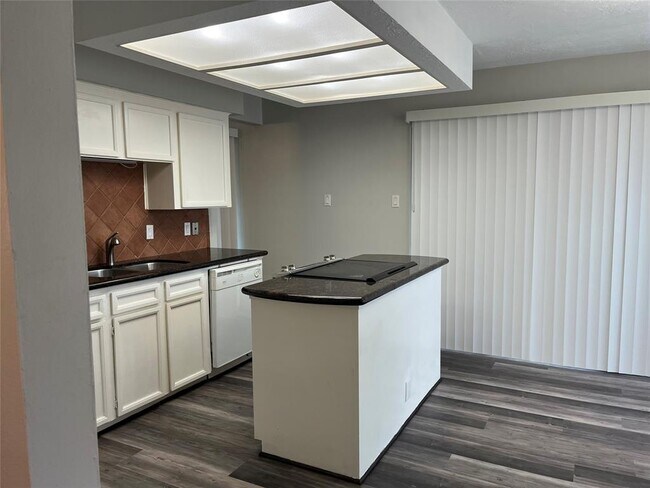 Building Photo - 1722 Sullins Way