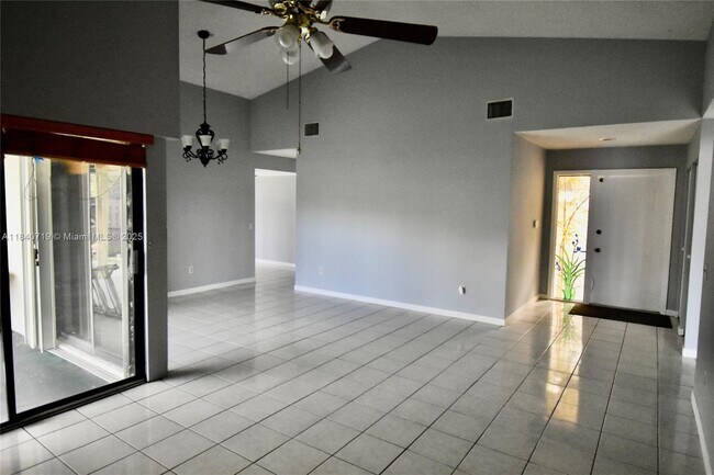 Building Photo - 15015 SW 52nd Ln