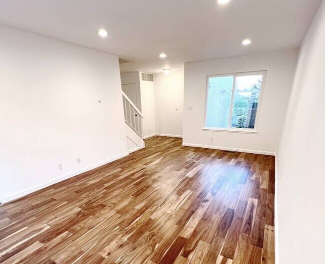 Building Photo - Virginia Hills-3 BR, 2.5 Bath Townhome wit...