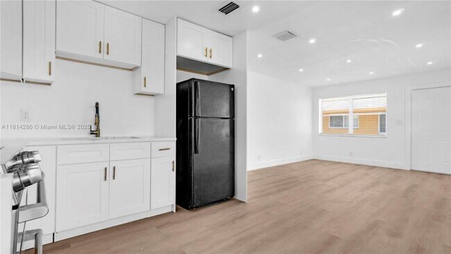 Building Photo - 2 bedroom in Hallandale FL 33009