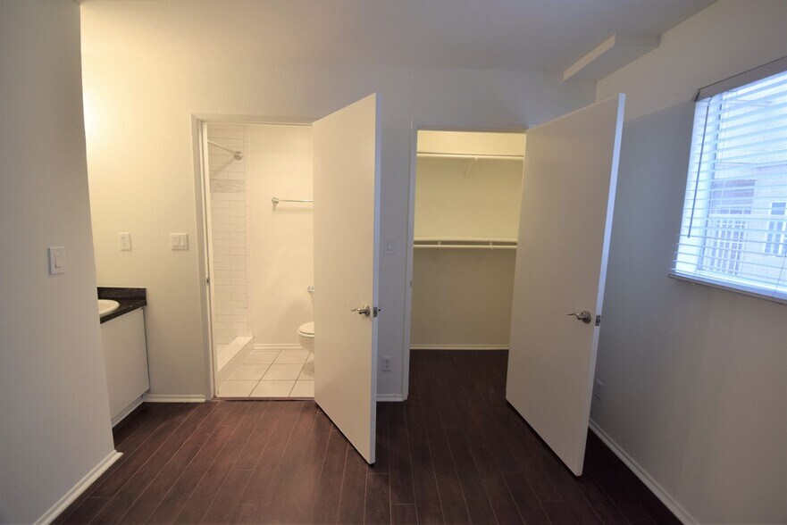 Building Photo - 5002 Tujunga Ave