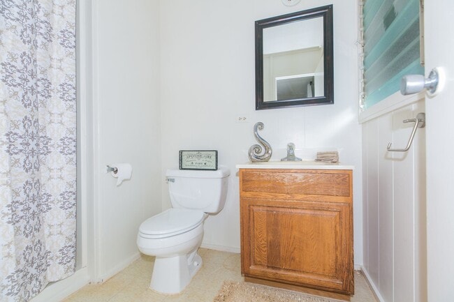 Building Photo - Amazing views, spacious floorplan, bonus f...