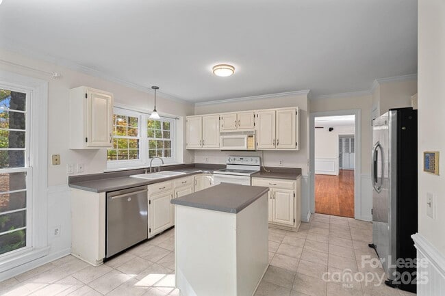 Building Photo - 7117 Kinsmore Ln