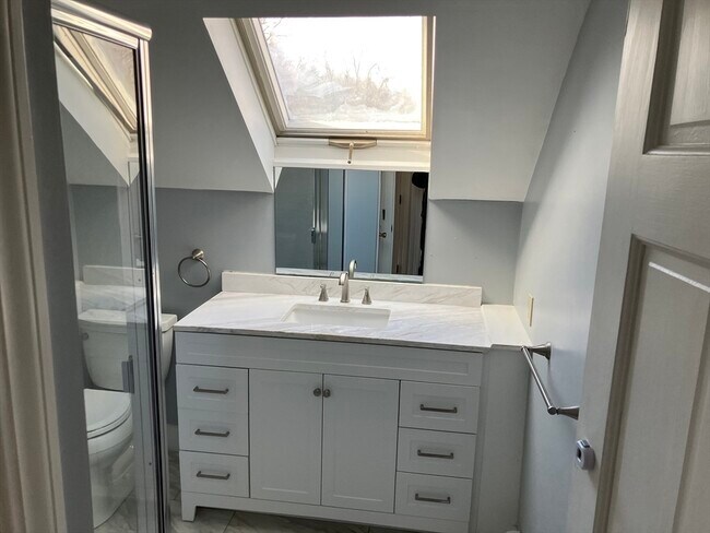 Building Photo - 975 S Main St