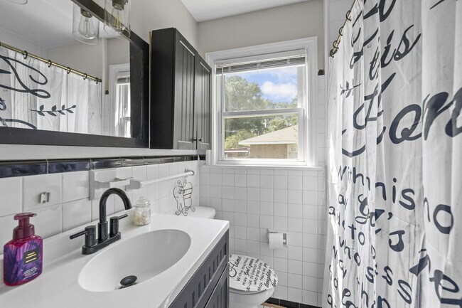 Building Photo - 4009 Maple Dr