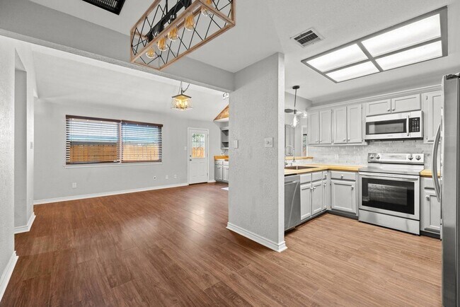 Building Photo - 820 Mica Ln
