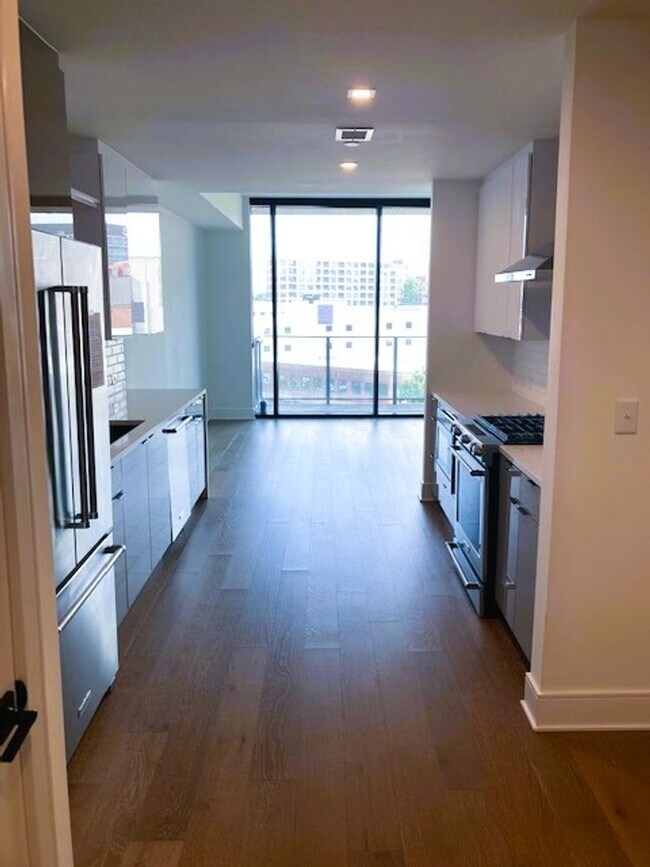 Building Photo - High Rise Condo Living at Its Best!!!!